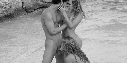 Ménage à trois: essa é uma das maiores fantasias sexuais 
masculinas. Segundo uma pesquisa, 8 
em cada 10 homens gostariam de fazer. Entre as mulheres, esse também é um 
fetiche popular. Mais de 50% delas têm vontade de experimentar sexo a 
três. Se um dia você realizar essa gloriosa experiência, é bom estar 
preparado. Por isso hoje reunimos as 6 melhores posições para 
adotar num ménage à trois.
1º ELAS EM CIMA: Enquanto uma delas senta no seu colo, para 
ser penetrada, a outra se ajoelha no seu rosto, para você praticar 